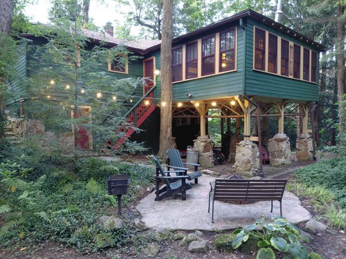 Charming Creekside Cottage Close to Hidden Valley/Seven Springs Resorts