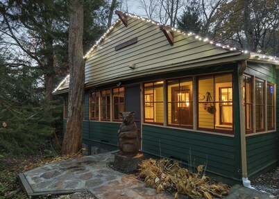 Charming Creekside Cottage Close to Hidden Valley/Seven Springs Resorts