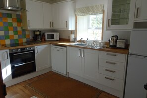 Fridge, microwave, oven, stovetop - Wonderful remote cottage but fully equipped with all you would need to create Home from Home. (Ford, Lochgilphead)