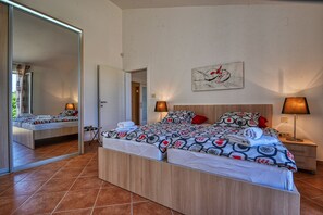 3 habitaciones, tabla de planchar con plancha, wifi y ropa de cama 