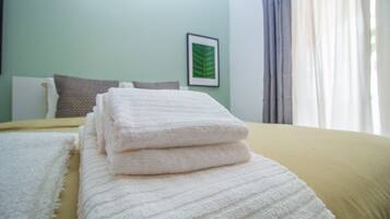 3 quartos, ferros/tábuas de passar roupa, berço de viagem