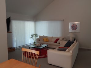 Téléviseur, foyer, lecteur de DVD