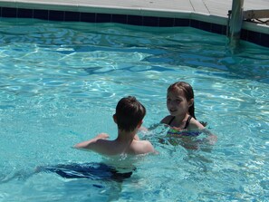 Een binnenzwembad, een verwarmd zwembad