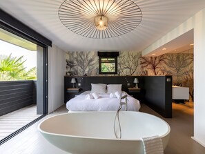 5 bedrooms, iron/ironing board, WiFi, bed sheets