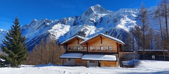 Famille et animal sympathique chalet entouré par la nature et les montagnes.