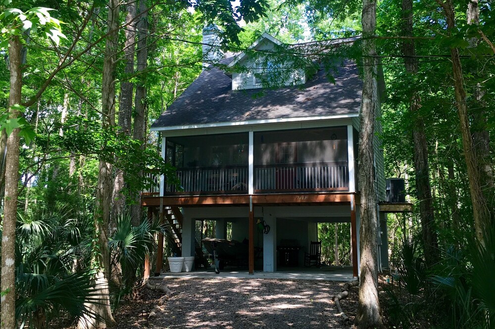 WeekiWachee Retreat just blocks from Rodger Park. Fall special 3 nts 4th free