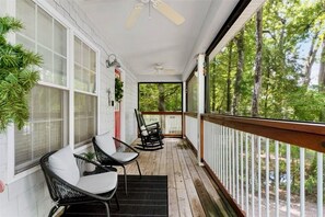 Terrace/patio - WeekiWachee Retreat  “Relaxing cottage to get away from it all” (Weeki Wachee)