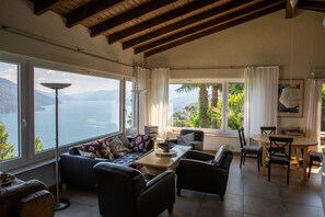 Televisión y chimenea