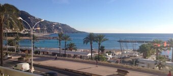 Ampio appartamento fronte mare con vista mozzafiato