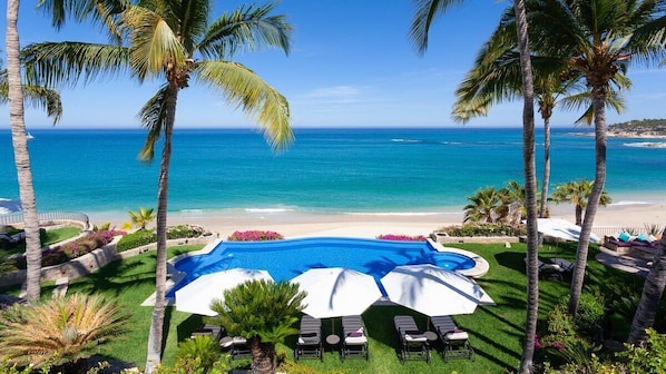 Alberca al aire libre y alberca climatizada