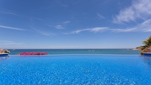 Alberca al aire libre y alberca climatizada