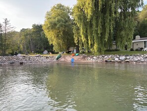 Property grounds - Lake Front Cottage on the north shore of Lake Charlevoix (Charlevoix)