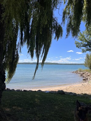 Aan het strand, ligstoelen aan het strand, strandlakens