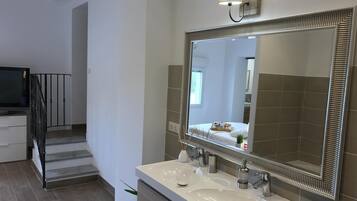 2 habitaciones, tabla de planchar con plancha, cuna de viaje y wifi