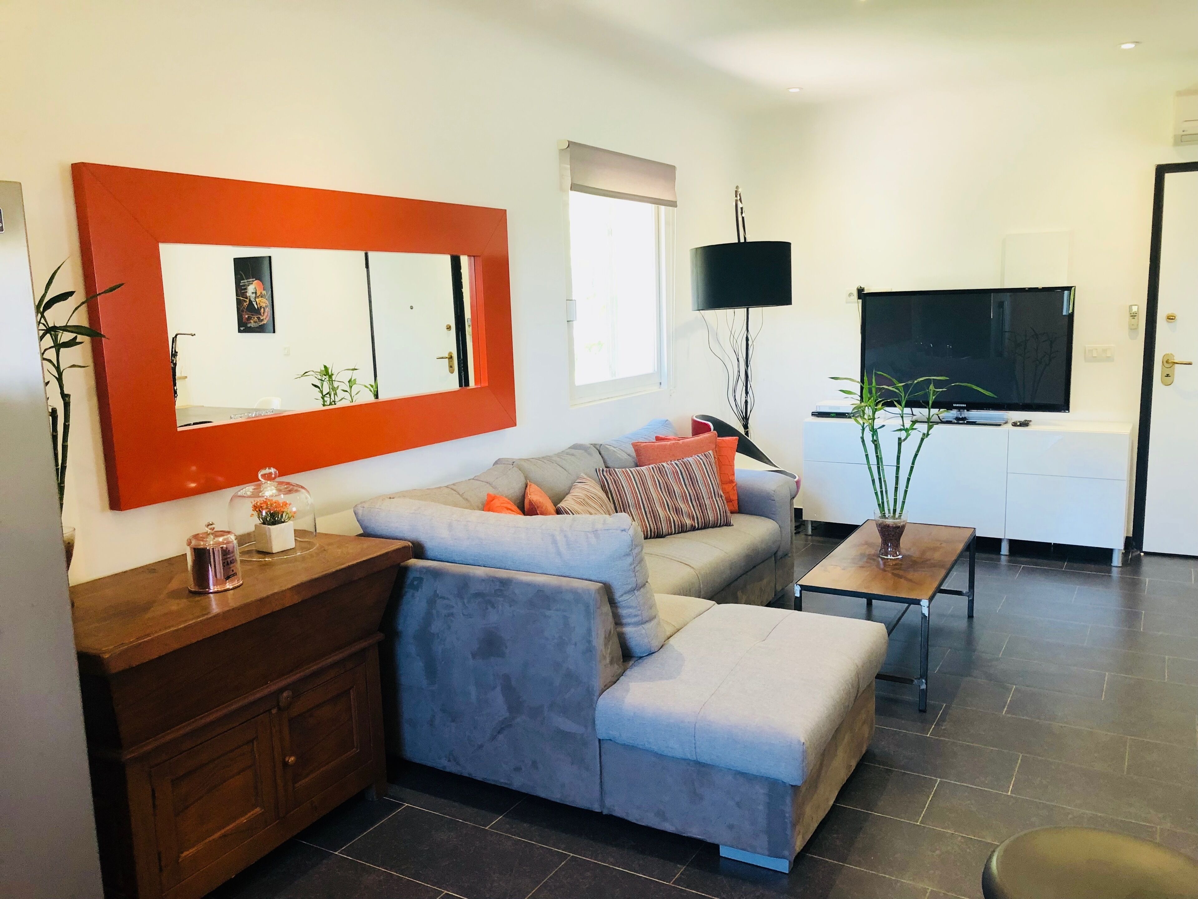 電視、壁爐、乒乓球設施、書籍