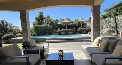 Villa d'architecte, contemporaine, climatisée avec piscine chauffée