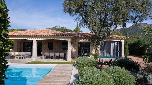 A house with a swimming pool, outdoor seating, and a view of mountains. - 4* architect's villa, contemporary, air-conditioned with heated swimming pool (Zonza)