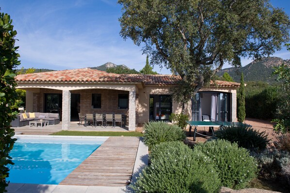 Outdoor pool, a heated pool - 4* architect's villa, contemporary, air-conditioned with heated swimming pool (Zonza)