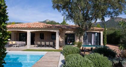 Villa d'architecte, contemporaine, climatisée avec piscine chauffée
