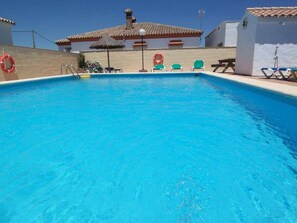 Pool - Large community pool, beautiful outdoor kitchen with grill, private garden with garden furniture - Casa Marin 1 - (Conil de la Frontera)