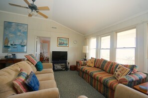 Smart-TV, DVD-Player, Tischtennisplatte, Bücher