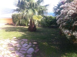 Property grounds - Jolie Villa for 6 guests near to the sea and the mountain. (Afa)