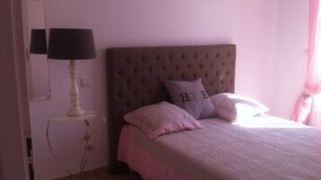 2 bedrooms, iron/ironing board, free WiFi