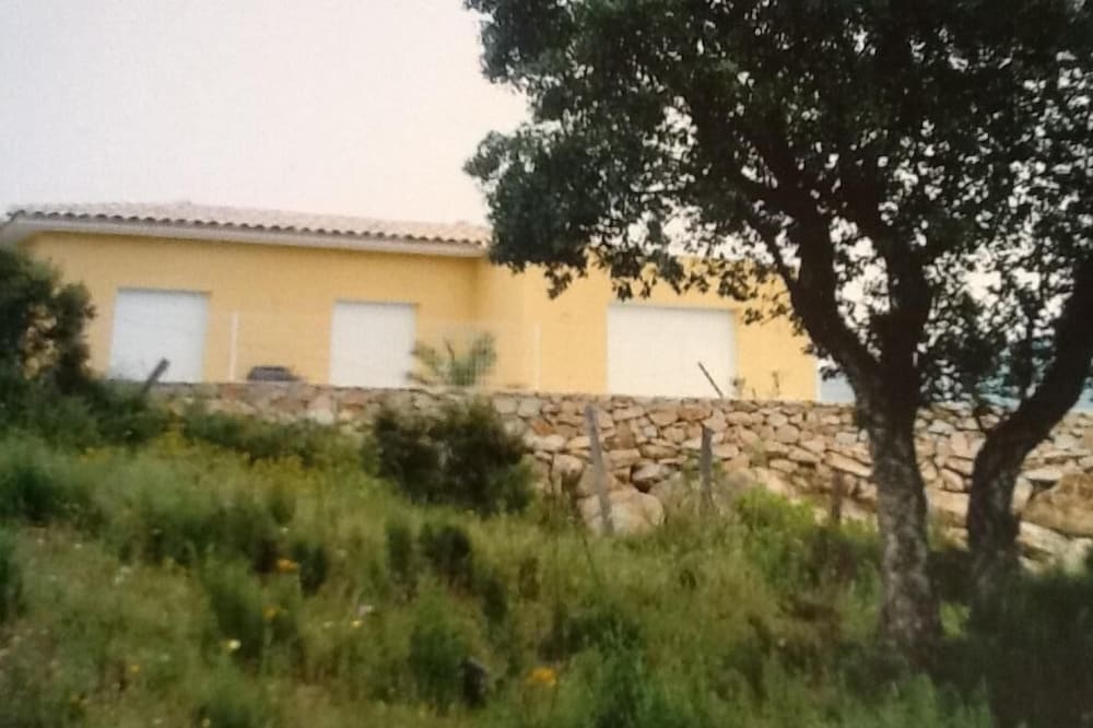 Jolie Villa for 6 guests near to the sea and the mountain.