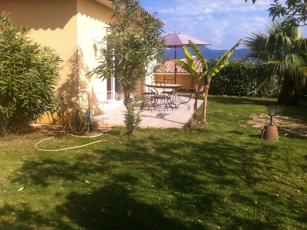 Property grounds - Jolie Villa for 6 guests near to the sea and the mountain. (Afa)