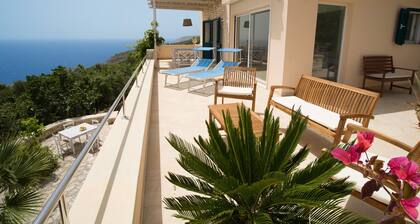 Beautiful villa with swimming pool and large terraces, for 6 to 8 people