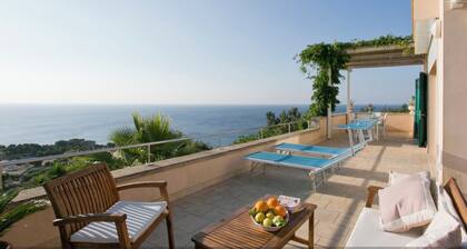 Beautiful villa with swimming pool and large terraces, for 6 to 8 people