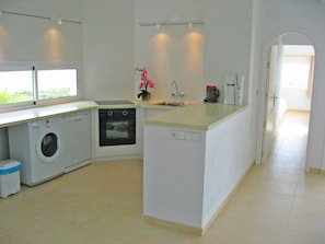 Frigorífico, microondas, horno y placa de cocina