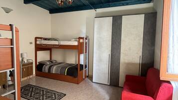 2 slaapkamers, een strijkplank/strijkijzer, beddengoed