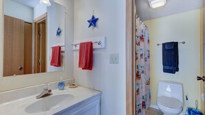 Ensemble douche/baignoire, sèche-cheveux, serviettes fournies