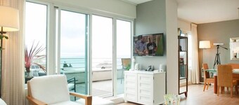 WATERFRONT PENTHOUSE. SPECTACULAR VIEWS, DECKS,  PRIVACY, QUIET, PARKING, GYM.