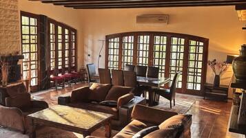 Télévision, jeux vidéo, lecteur de DVD, livres