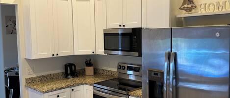 Réfrigérateur, four à micro-ondes, un four, surface de cuisson