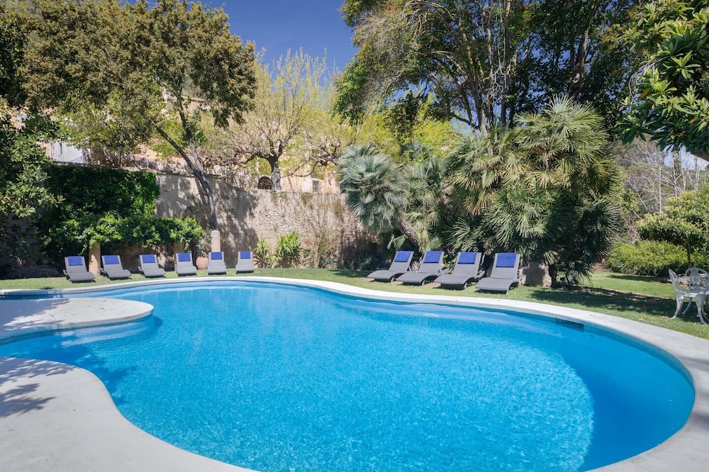 Dream location near the beach, complete privacy, luxury, stunning views/gardens