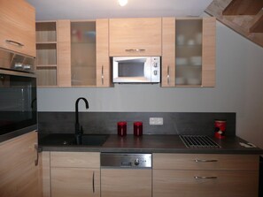 Kühlschrank, Mikrowelle, Herdplatte, Geschirrspüler