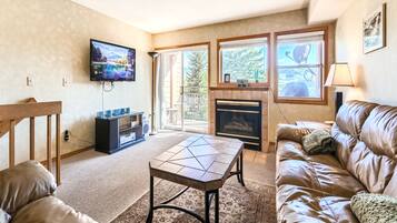 Een televisie, een open haard, een dvd-speler en een stereo