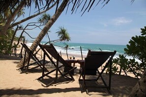 Vlak bij het strand, ligstoelen, strandlakens