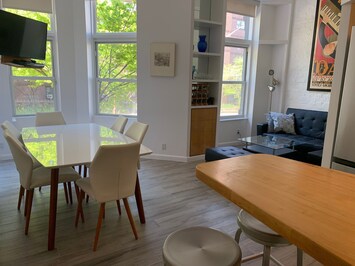 Open Living/Dining room, table for 6