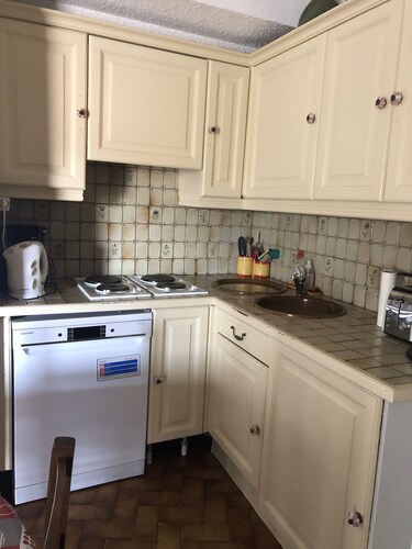 Comfortable apartment in a quiet, secure residence with trees