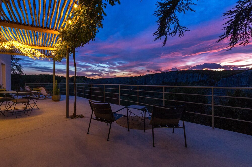 Charming cottage, jacuzzi, stunning 180° view on the Ardèche river