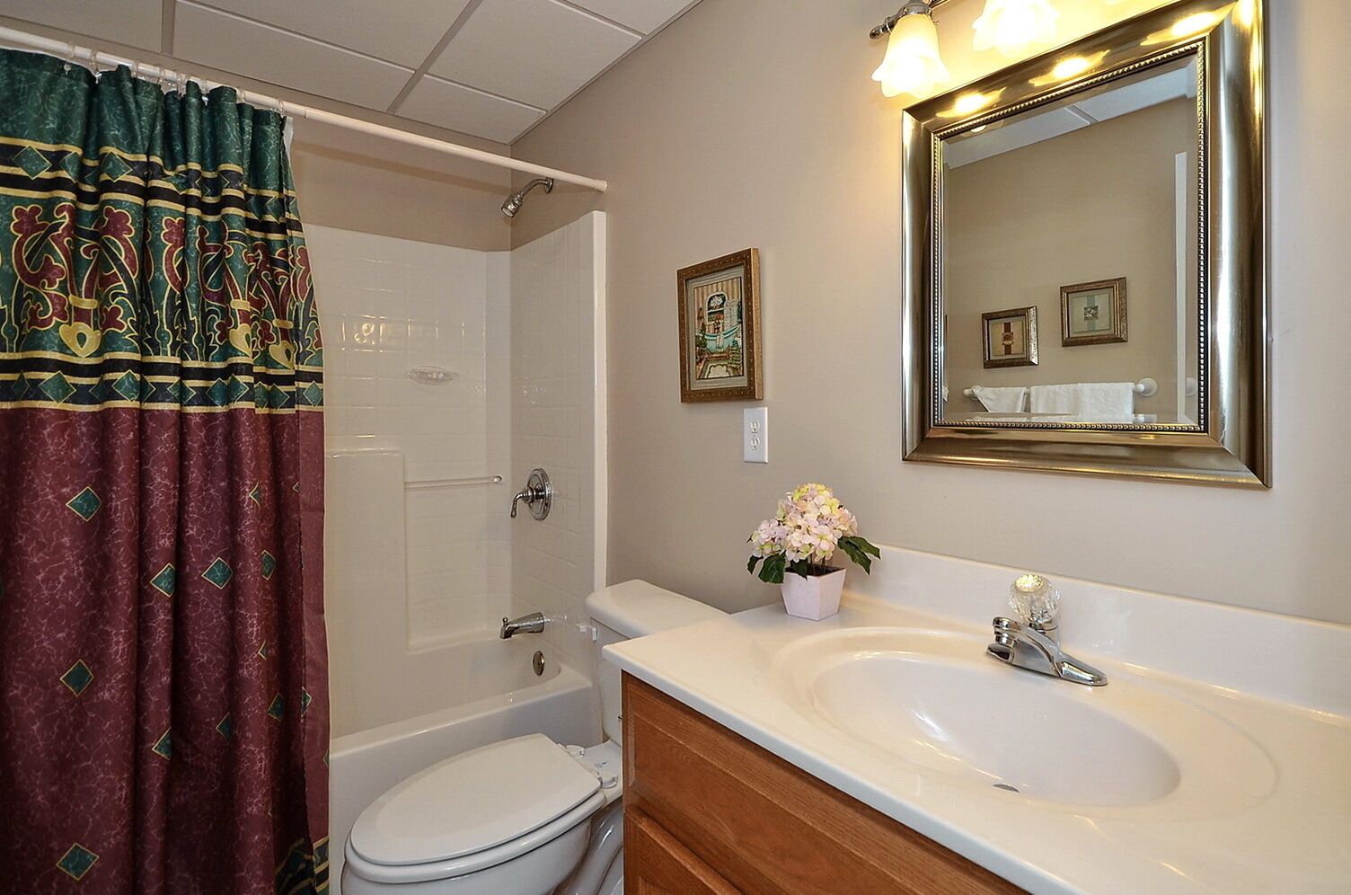 Une salle de bain avec une baignoire, des toilettes et un lavabo.
