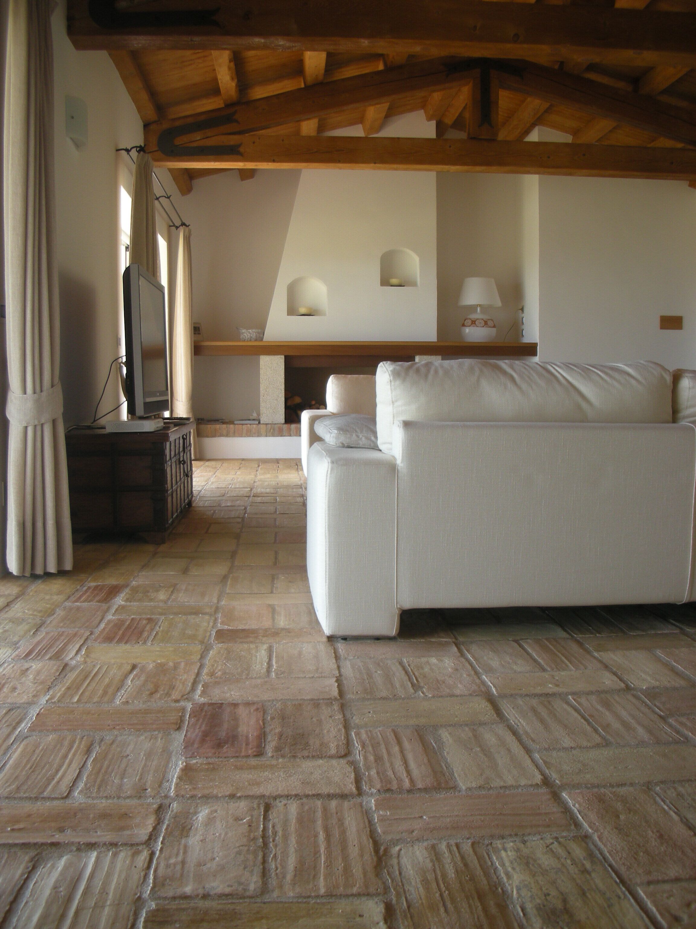 Smart TV, caminetto, libri