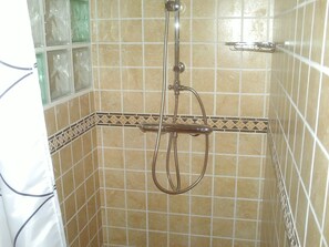 Ensemble douche/baignoire, sĂšche-cheveux, bidet, serviettes fournies