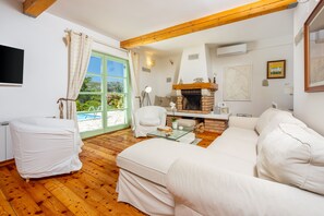 Smart TV, fireplace, video game console, DVD player - Luxury Family Home. Heated Pool. Kids Park. Pets. Privacy. Concierge. Sauna. (Tribalj)