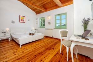 3 bedrooms, in-room safe, desk, iron/ironing board