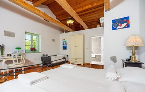 3 bedrooms, in-room safe, desk, iron/ironing board